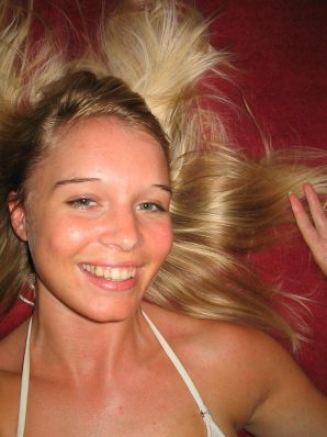 A young blonde in stockings spreads her legs on the sofa. Thumb 35