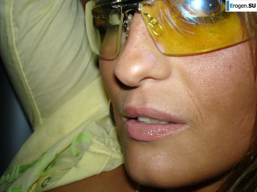 Mature chick spreads her legs and fingering nipples. Photo 23