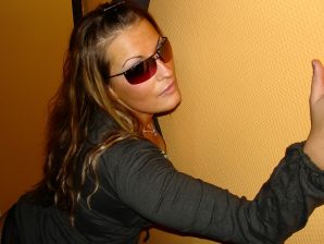 Mature chick spreads her legs and fingering nipples. Thumb 11