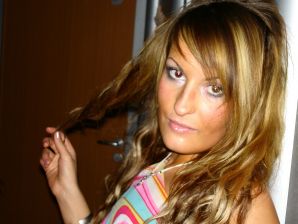 Mature chick spreads her legs and fingering nipples. Thumb 25