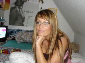 Mature chick spreads her legs and fingering nipples. Thumb 5