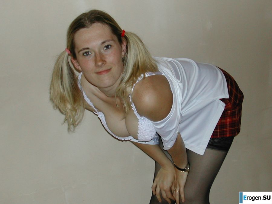 A blonde with a thin waist poses in front of her husband in the car and at home. Part 2. Photo 21