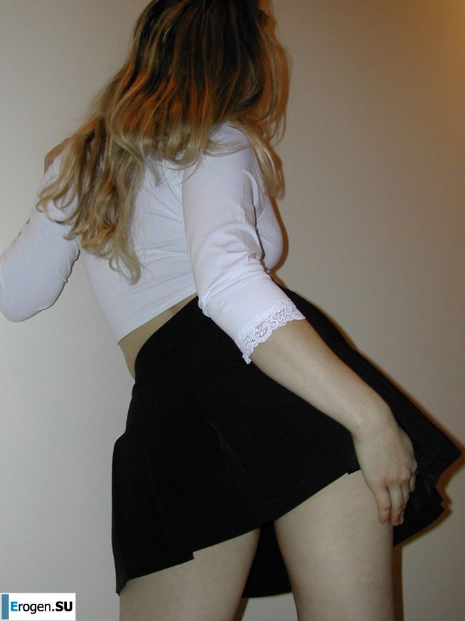 A blonde with a thin waist poses in front of her husband in the car and at home. Part 2. Photo 38