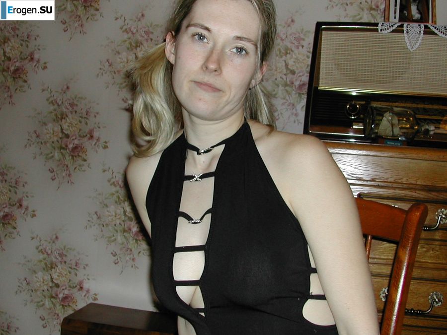 A blonde with a thin waist poses in front of her husband in the car and at home. Part 3. Photo 10