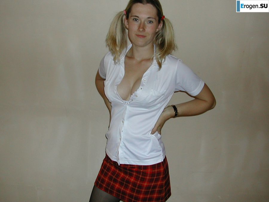 A blonde with a thin waist poses in front of her husband in the car and at home. Part 3. Photo 27