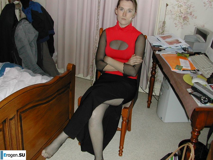 A blonde with a thin waist poses in front of her husband in the car and at home. Part 3. Photo 7