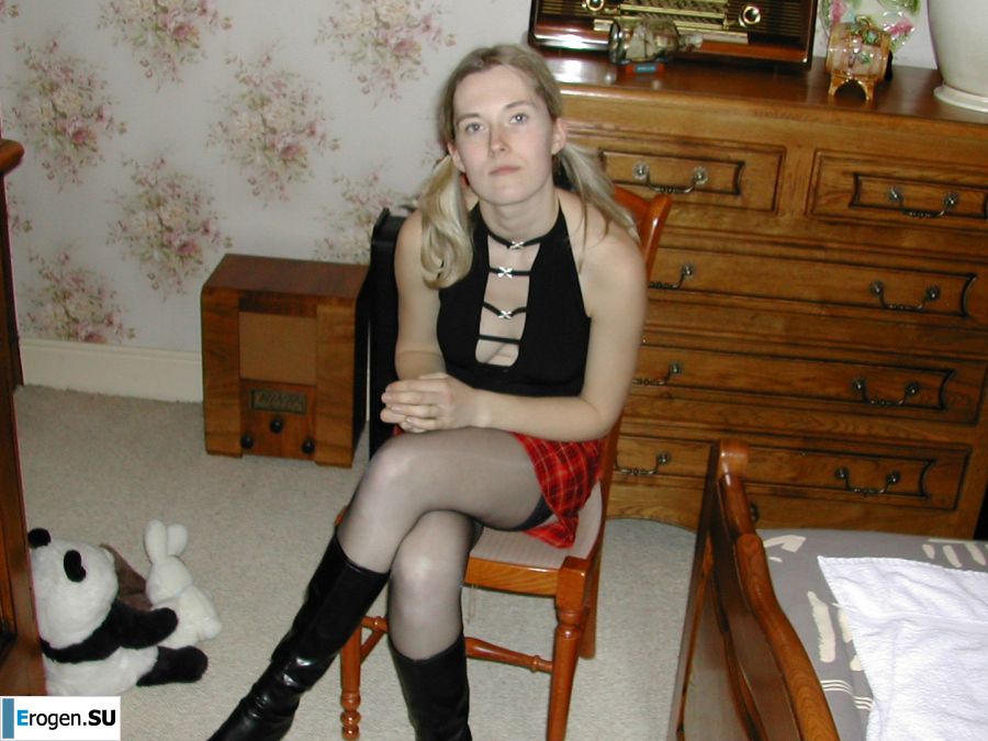 A blonde with a thin waist poses in front of her husband in the car and at home. Part 3. Photo 9