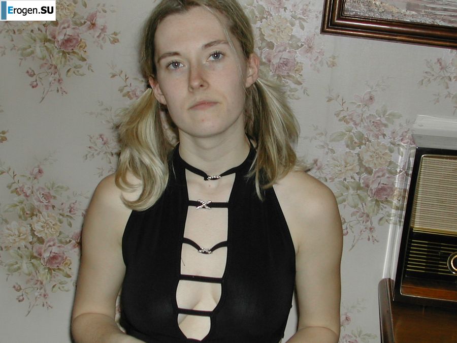 A blonde with a thin waist poses in front of her husband in the car and at home. Part 4. Photo 10