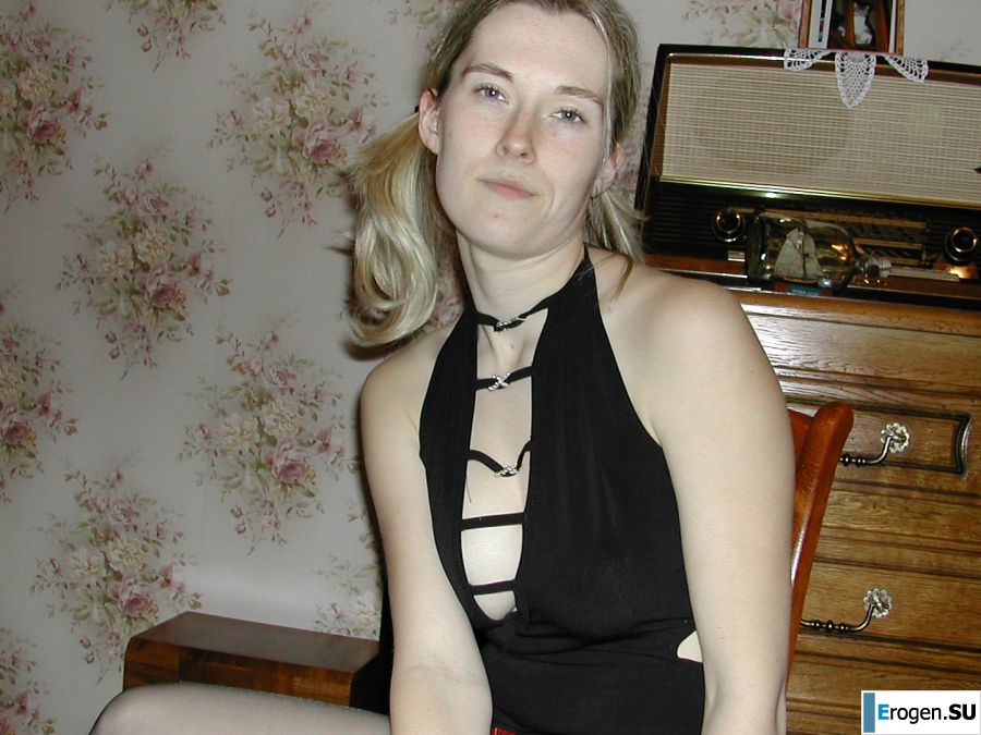 A blonde with a thin waist poses in front of her husband in the car and at home. Part 4. Photo 11