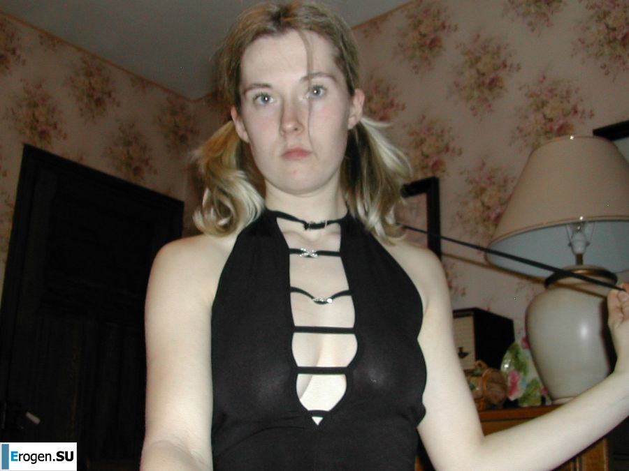 A blonde with a thin waist poses in front of her husband in the car and at home. Part 4. Photo 15