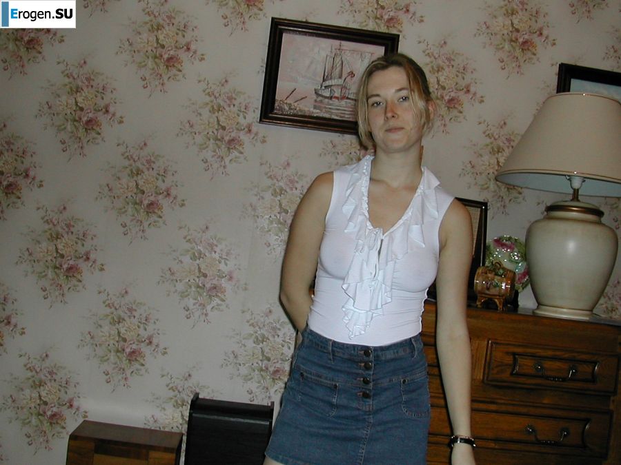 A blonde with a thin waist poses in front of her husband in the car and at home. Part 4. Photo 6