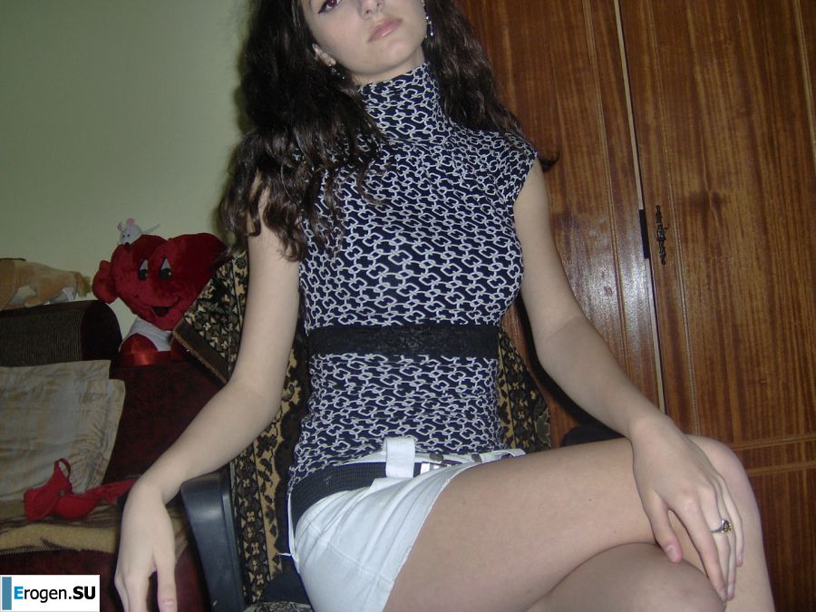 Oriental beauty shows the ass in clothes and without. Part 2. Photo 38