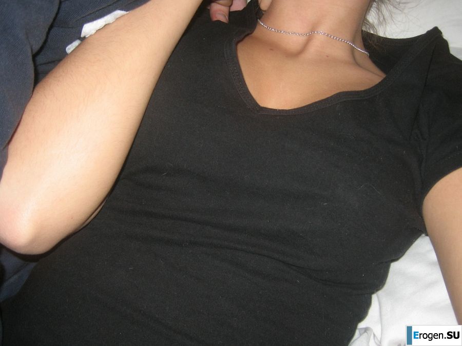 A girl has fun with a guy on vacation - shows her ass and chest. Photo 18