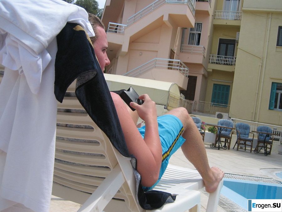 A girl has fun with a guy on vacation - shows her ass and chest. Photo 24