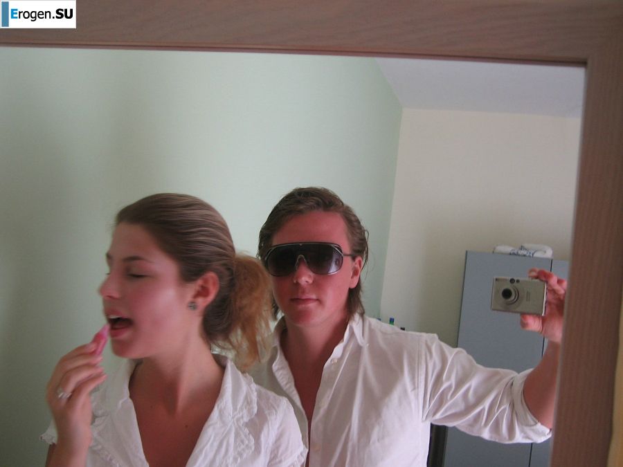 A girl has fun with a guy on vacation - shows her ass and chest. Photo 26