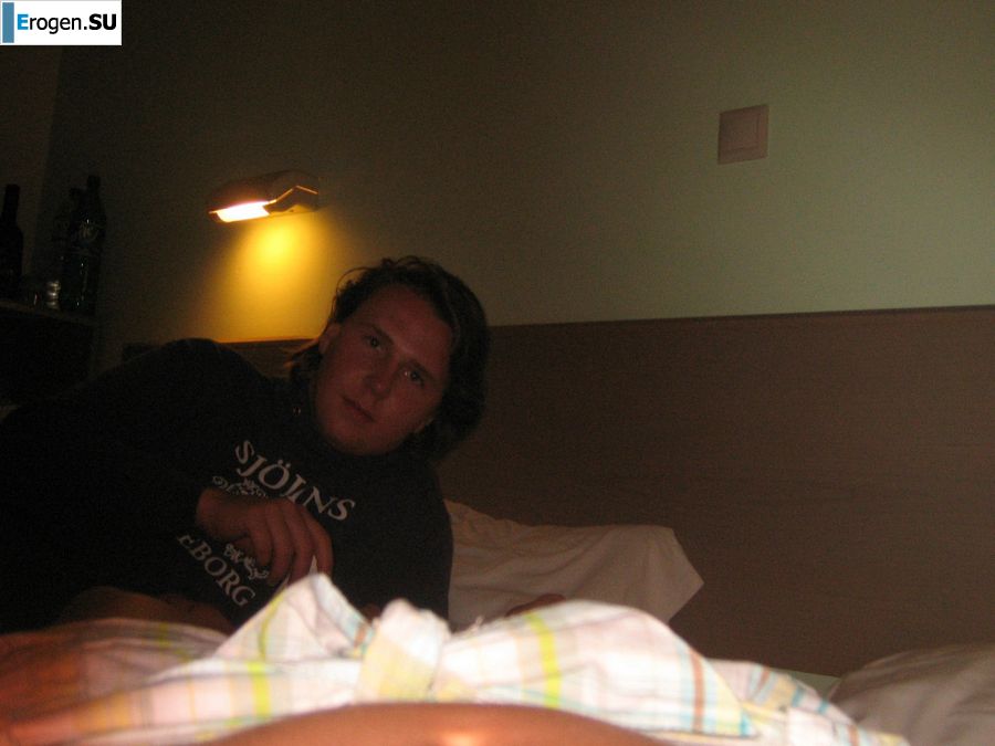 A girl has fun with a guy on vacation - shows her ass and chest. Photo 27