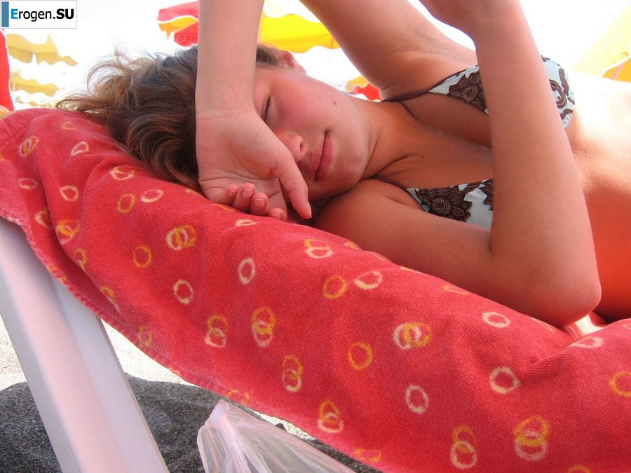 A girl has fun with a guy on vacation - shows her ass and chest. Photo 31