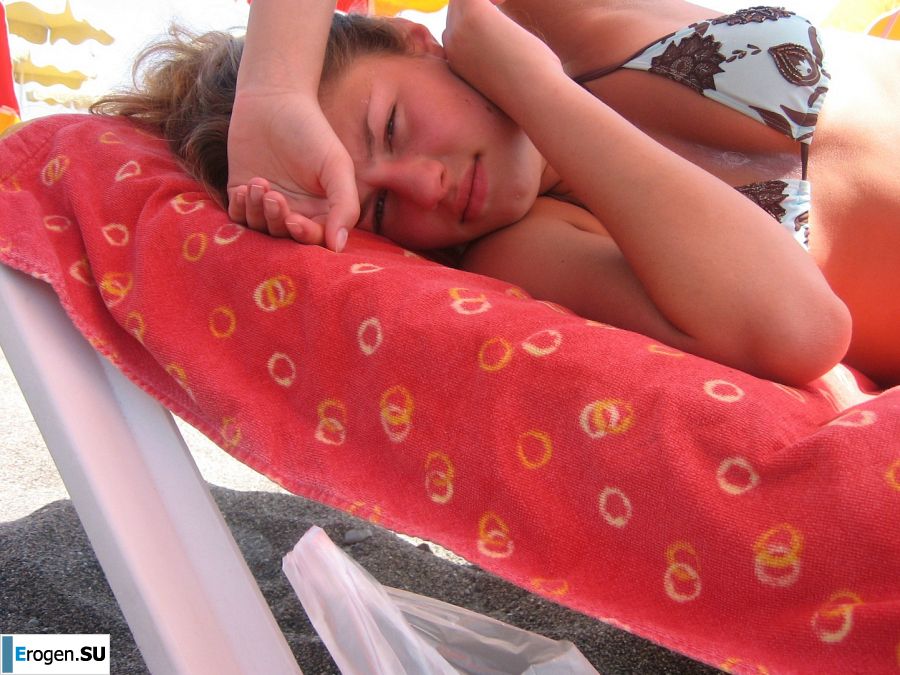 A girl has fun with a guy on vacation - shows her ass and chest. Photo 32