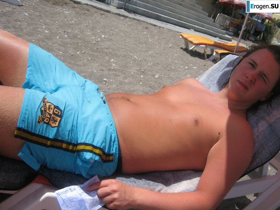 A girl has fun with a guy on vacation - shows her ass and chest. Photo 33