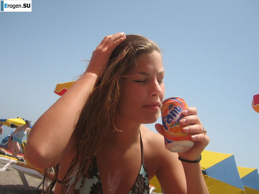 A girl has fun with a guy on vacation - shows her ass and chest. Photo 35