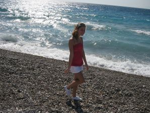 A girl has fun with a guy on vacation - shows her ass and chest. Thumb 21