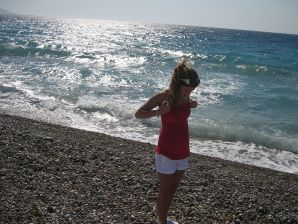 A girl has fun with a guy on vacation - shows her ass and chest. Thumb 22