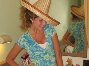 A girl has fun with a guy on vacation - shows her ass and chest. Thumb 29