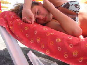 A girl has fun with a guy on vacation - shows her ass and chest. Thumb 32