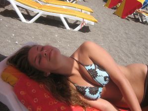 A girl has fun with a guy on vacation - shows her ass and chest. Thumb 37