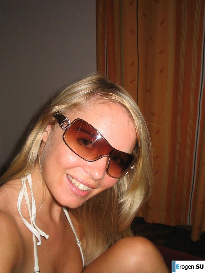 A young blonde in stockings spreads her legs on the couch. Part 2. Photo 35