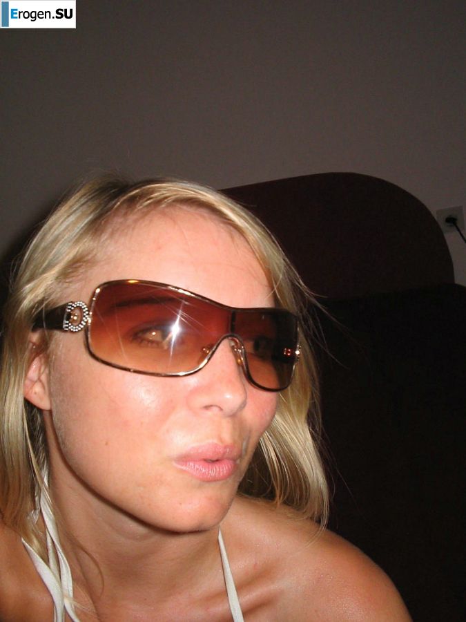 A young blonde in stockings spreads her legs on the couch. Part 2. Photo 36