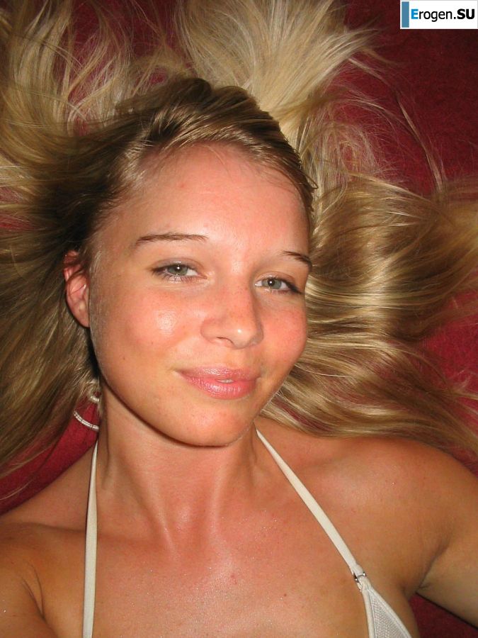 A young blonde in stockings spreads her legs on the couch. Part 2. Photo 37