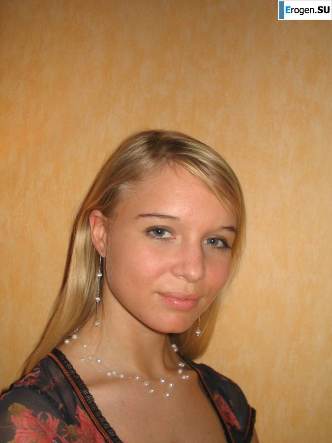 A young blonde in stockings spreads her legs on the couch. Part 3. Photo 24