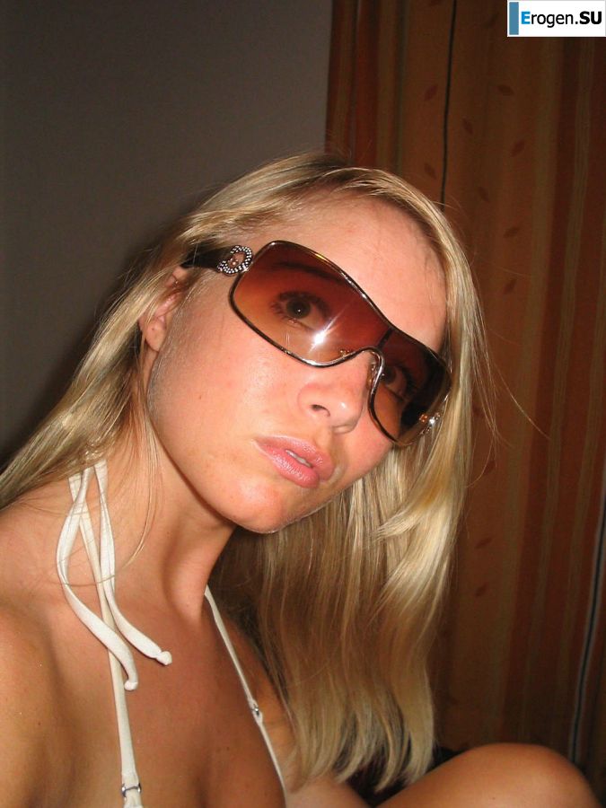 A young blonde in stockings spreads her legs on the couch. Part 3. Photo 46