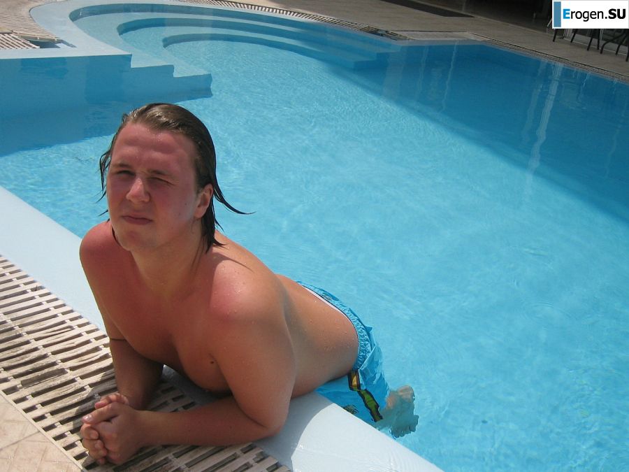 Girl having fun with a guy on vacation - shows her ass and chest. Part 2. Photo 20