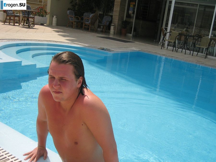 Girl having fun with a guy on vacation - shows her ass and chest. Part 2. Photo 22