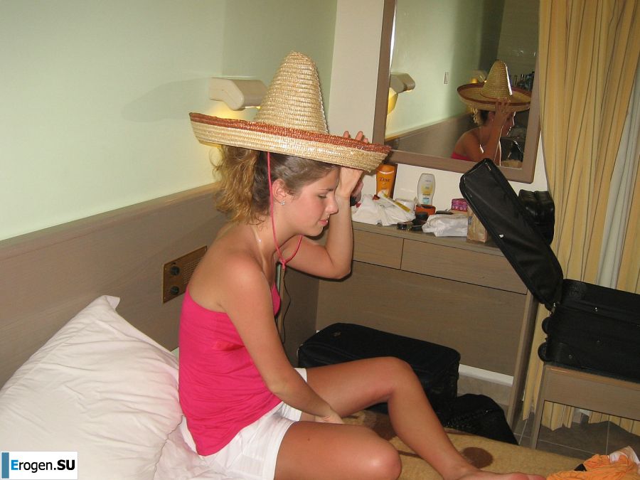 Girl having fun with a guy on vacation - shows her ass and chest. Part 2. Photo 28