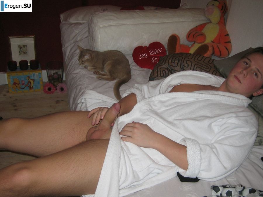 Girl having fun with a guy on vacation - shows her ass and chest. Part 2. Photo 3