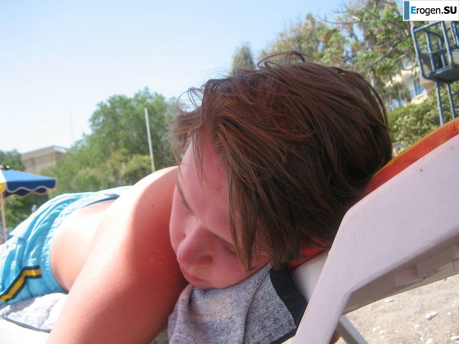 Girl having fun with a guy on vacation - shows her ass and chest. Part 2. Photo 31