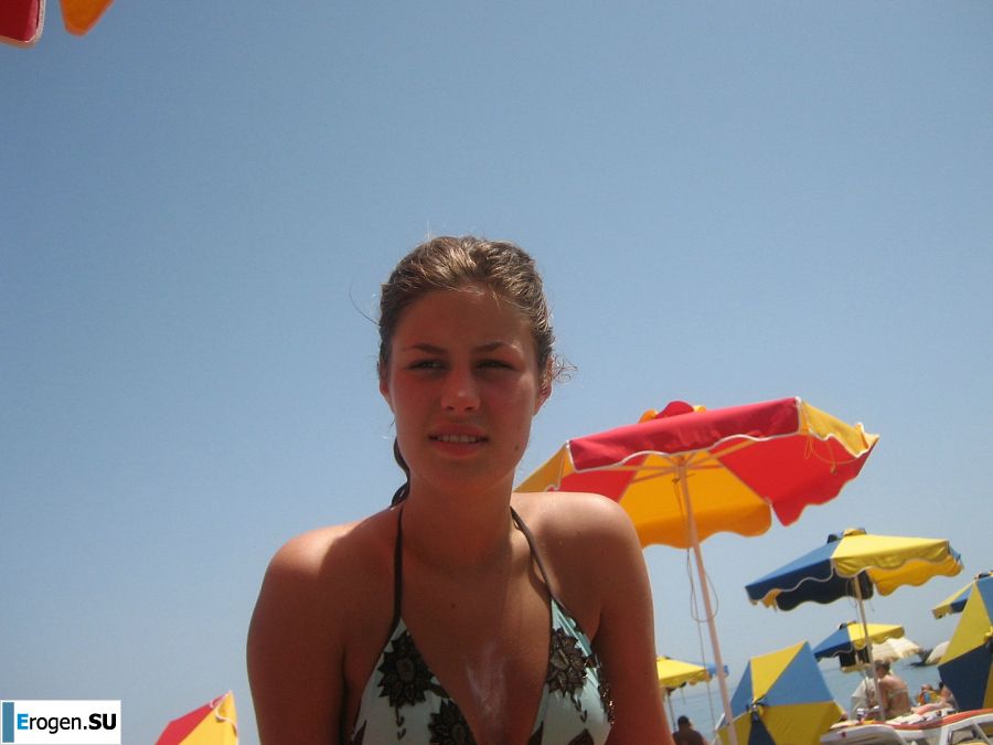 Girl having fun with a guy on vacation - shows her ass and chest. Part 2. Photo 32