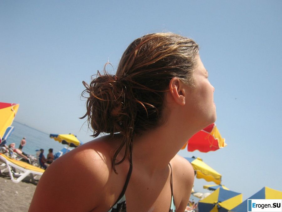 Girl having fun with a guy on vacation - shows her ass and chest. Part 2. Photo 33