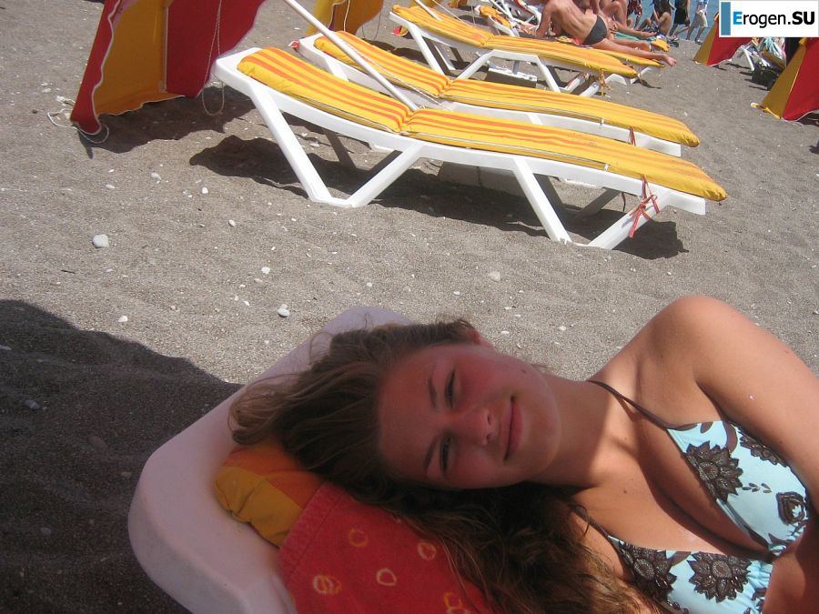 Girl having fun with a guy on vacation - shows her ass and chest. Part 2. Photo 37