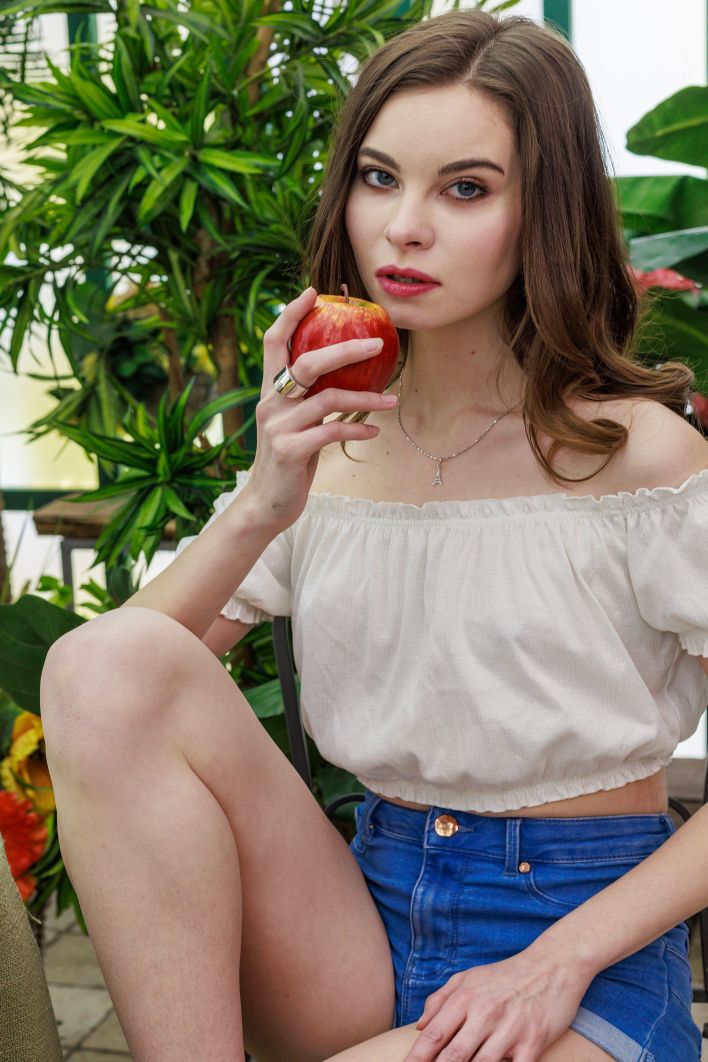 Dana in Tropical Garden. Эскиз 4