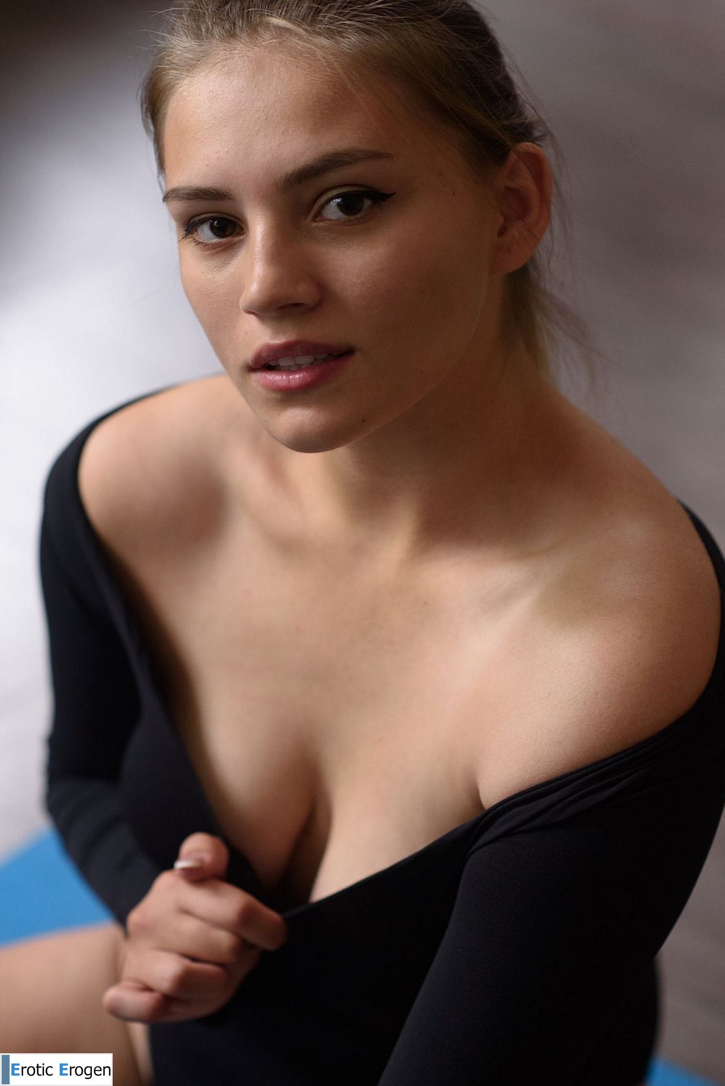 Harissa Berry in Studio Nudio. Picture 10