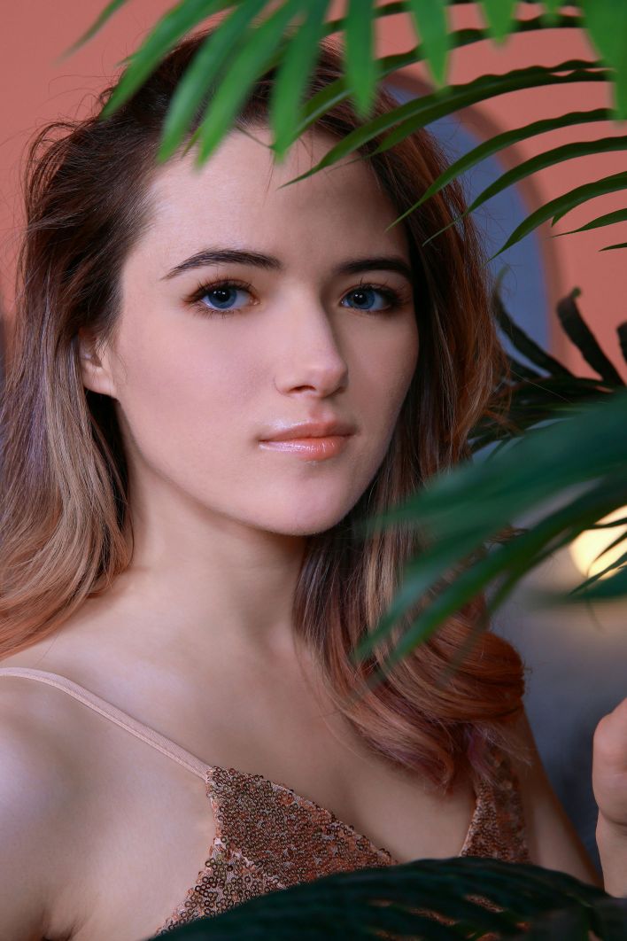 Sofi Roko in Sequin Shimmer. Thumb 4