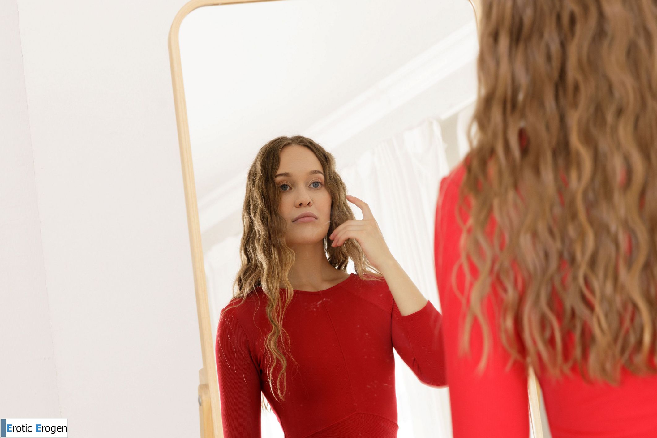 Eliness in Silver And Red. Picture 2