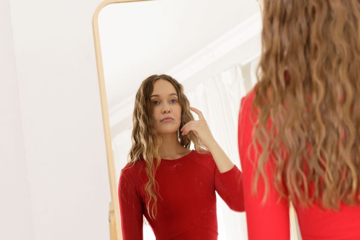 Eliness in Silver And Red. Thumb 2