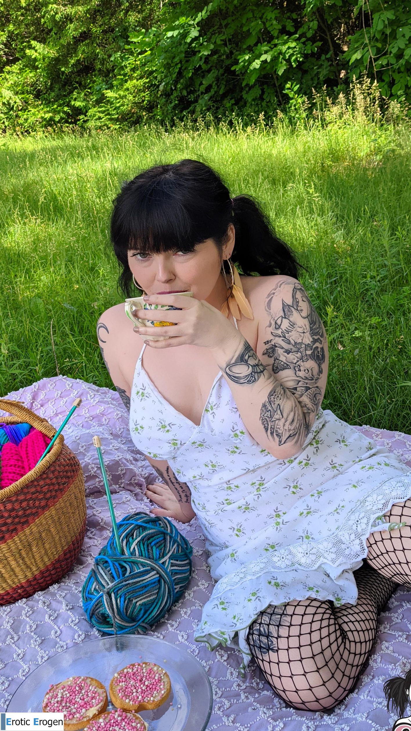 Lunacravez in Dutch Biscuits And Tea. Picture 3