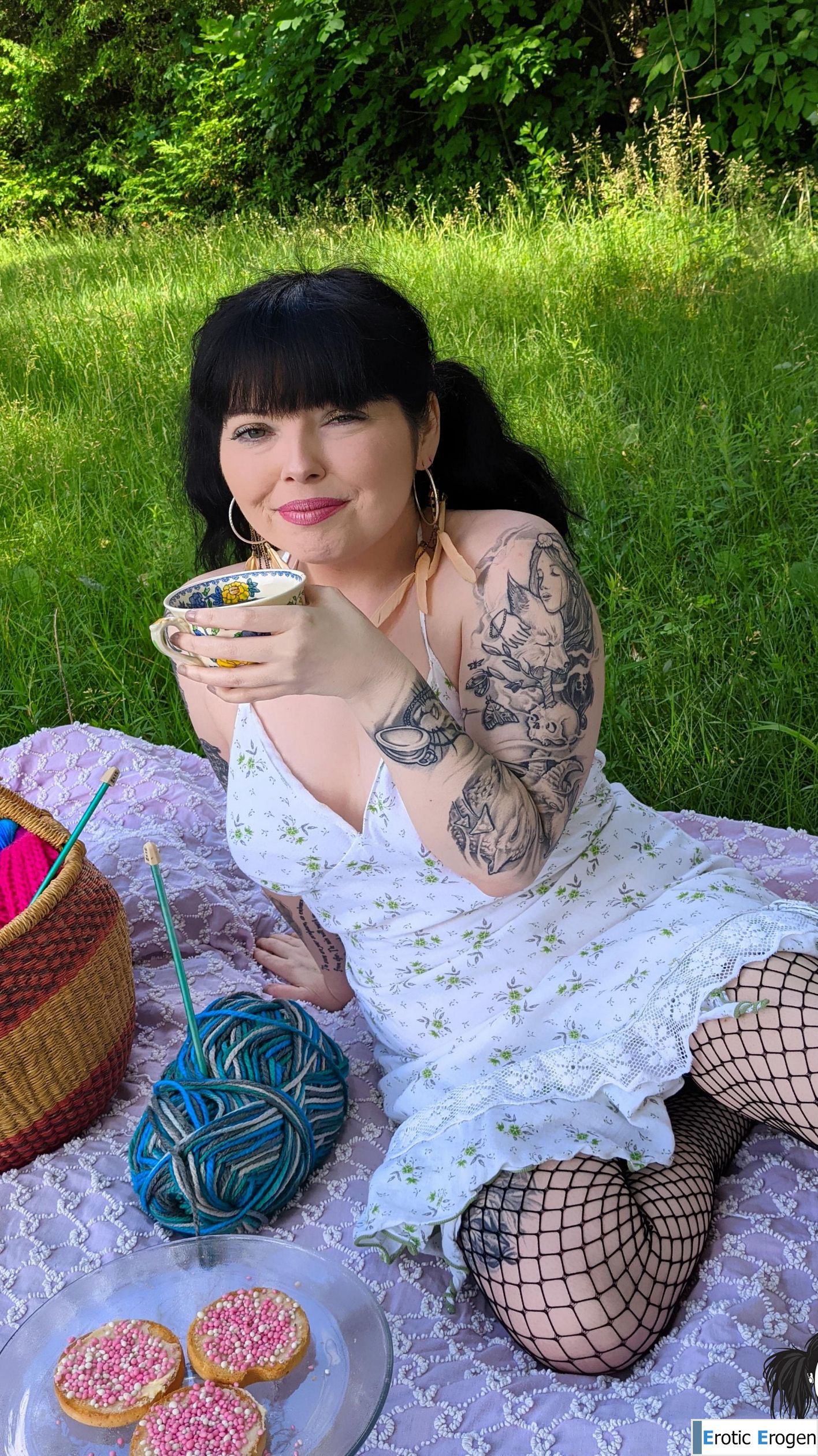 Lunacravez in Dutch Biscuits And Tea. Picture 4