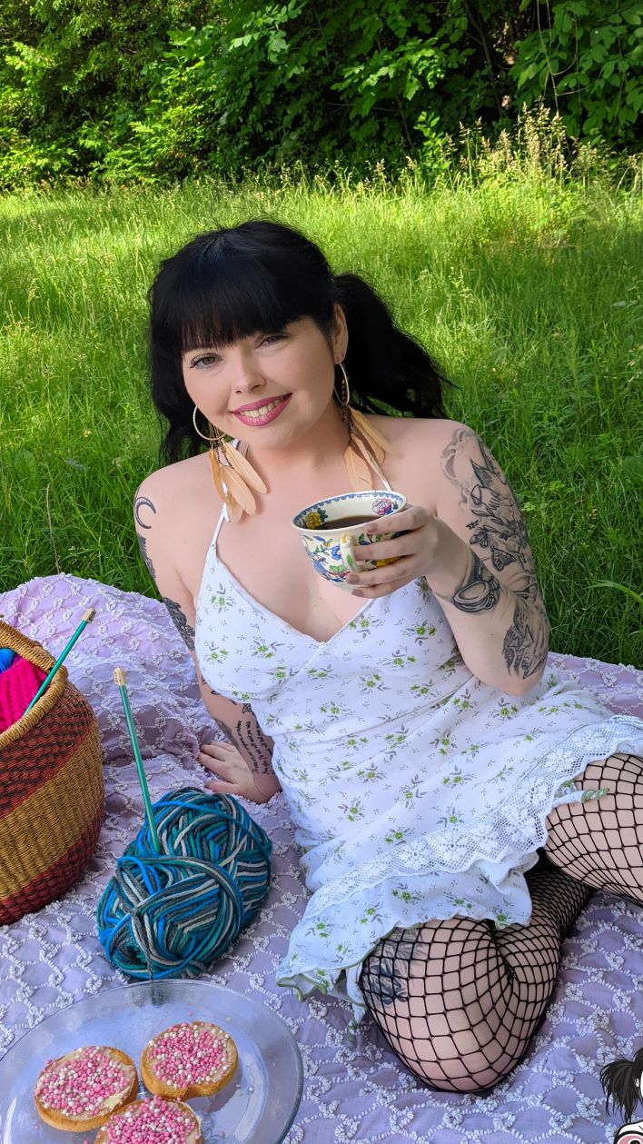 Lunacravez in Dutch Biscuits And Tea. Thumb 2